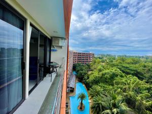 Ban Bo Sai KlangMai Khao Beach Condotel - family condo in 600 meters to beach的丛林景公寓阳台