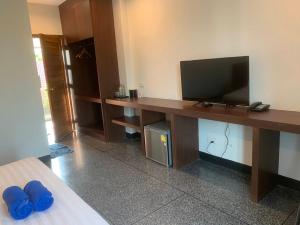 Amnat CharoenThe C Hotel的客房设有一张桌子和一台平面电视