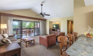 科纳Club Wyndham Kona Hawaiian Resort的客厅配有沙发和桌子