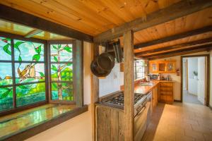 Alonnah布鲁尼岛休闲度假酒店的厨房设有彩色玻璃窗和炉灶。