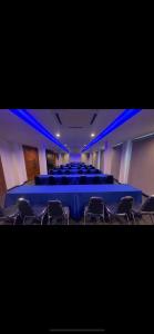 Amnat CharoenThe C Hotel的一间会议室,配有蓝色的桌子和椅子