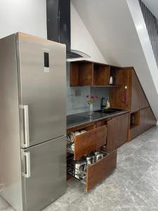 Green Bay Luxury Villa Sonasea Vân Đồn的厨房配有不锈钢冰箱和水槽