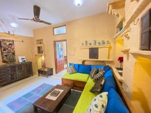 斋沙默尔Hamari Haveli的客厅配有蓝色和绿色的沙发。