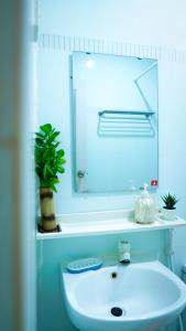 图鲁斯杜Ocean Cottage Maldives的浴室设有白色水槽和镜子