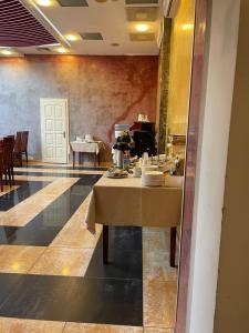 圣格奥尔基苏加斯酒店的一间用餐室,配有一张桌子和盘子
