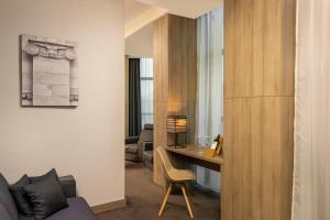 埃里温埃里温共和酒店的酒店客房设有书桌和客房。