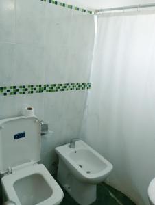 杜拉斯诺Tu hospedaje soñado的白色的浴室设有卫生间和水槽。