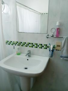 杜拉斯诺Tu hospedaje soñado的浴室设有白色水槽和镜子