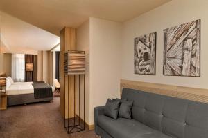 埃里温埃里温共和酒店的客厅配有沙发和1张床