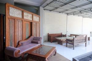 科贾扬RedDoorz Syariah at Griya Hanum Condoongcatur的客厅配有沙发和桌子
