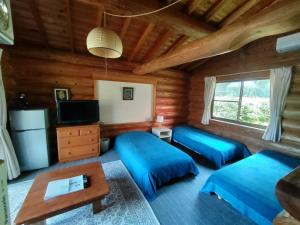 ShishikuiPension Shishikui的小木屋内带两张床的房间