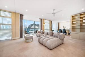 Sydney's Landmark Views from Luxury 2Bd Apt的休息区