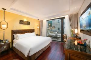 河内San Grand Hotel & Spa的酒店客房设有一张床和一个大窗户