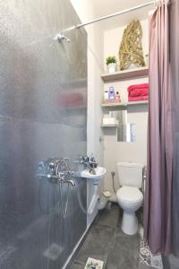 卡拉马塔Best Located Melina Escape的带淋浴、卫生间和盥洗盆的浴室
