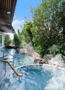 焼津グランドホテル的一座房子里带温泉的游泳池