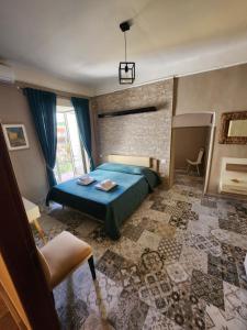 梅塔拉皮尼盖拉索伦托住宿加早餐旅馆的一间卧室设有蓝色的床和砖墙