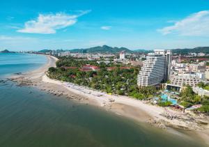 华欣Hilton Hua Hin Resort & Spa的享有海滩和建筑的空中景致