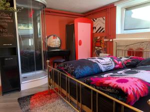 斯拉德明Crazy Room的红色墙壁客房的两张床