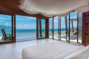 昆岛Six Senses Con Dao - Turtle Island Paradise的一间卧室配有一张床,享有海景