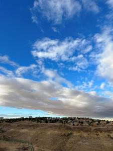 阿拉德לב במדבר - הצימר של רחלי的一片绿地,一片蓝天,云朵