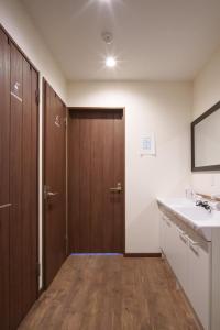七饭YUKARA LEAF LODGE的一间带水槽、卫生间和镜子的浴室