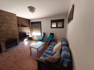 昆卡La Atalaya de Villalba的带沙发和壁炉的客厅