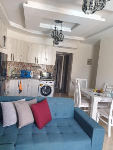 沙姆沙伊赫Sharm Hills的客厅设有蓝色沙发,厨房设有