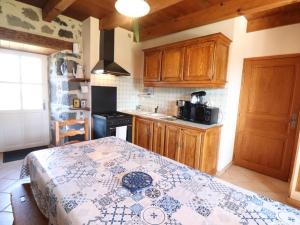 Gîte Sourniac, 3 pièces, 4 personnes - FR-1-742-457的厨房或小厨房