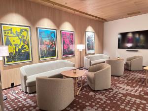 奥勒松斯堪帕尔肯酒店的带沙发、椅子和绘画的客厅