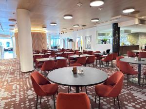 奥勒松斯堪帕尔肯酒店的一间在房间内配有桌椅的餐厅