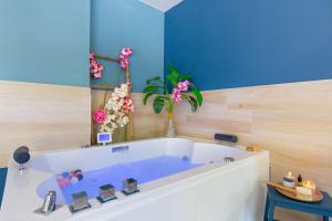 阿尔让河畔皮热Appartement jacuzzi 4 étoiles - Love Room Beauté的浴室设有鲜花浴缸。