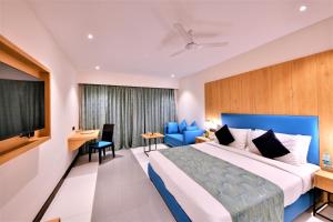 艾哈迈达巴德The Fern Residency, Subhash Bridge, Ahmedabad的配有一张床和一台平面电视的酒店客房