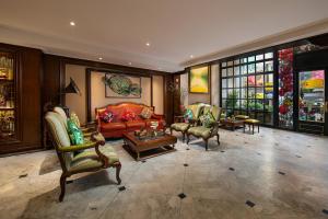 河内San Grand Hotel & Spa的客厅配有椅子、沙发和桌子