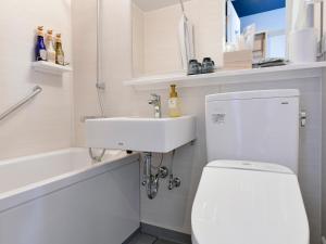 札幌Vessel Hotel Campana Susukino的浴室配有白色卫生间和盥洗盆。