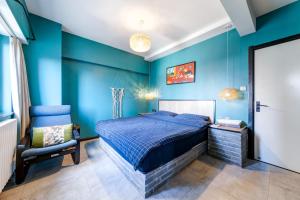 西安班马家全套房民宿(西安鼓楼南门店)的卧室拥有蓝色的墙壁,配有一张床和椅子