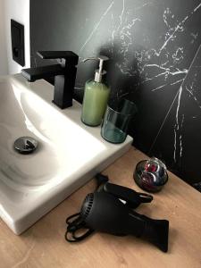 罗兹VS Apartments - apartament nr 34的浴室盥洗盆和台面上的吹风机