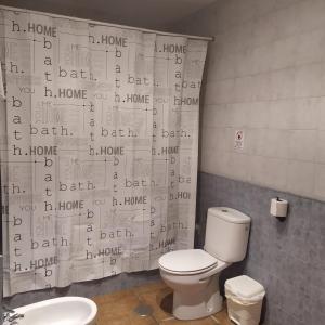 昆卡La Atalaya de Villalba的浴室设有卫生间和带淋浴帘及文字