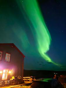 Sauðafell骚达费尔旅馆的谷仓旁天空中的极光图象