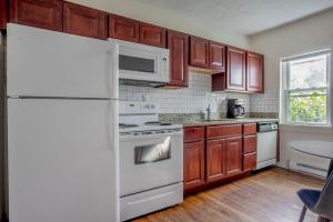 波士顿South Boston 1br w building wd nr seaport BOS-913的厨房配有白色冰箱和木制橱柜。