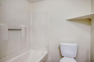 波士顿South Boston 1br w building wd nr seaport BOS-913的白色的浴室设有卫生间和浴缸。