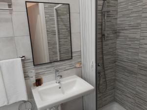 罗马罗马度假村酒店的白色的浴室设有水槽和淋浴。
