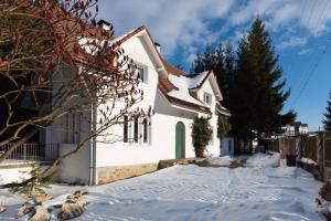 贝利什Vila Cetina的车道上白雪 ⁇ 的白色房子