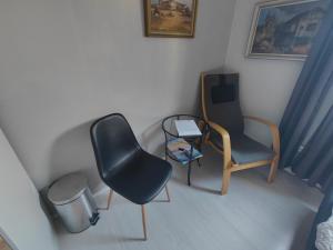 博里霍尔姆图勒嘉坦24号宾馆的一间设有两把椅子和一张桌子的房间