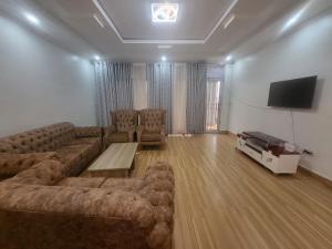 基加利ASMERA GUEST HOUSE的带沙发和平面电视的客厅