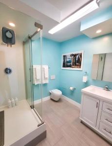 圣地亚哥Luxury Beach-Front High-Rise Apartment的带淋浴、卫生间和盥洗盆的浴室