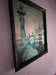 布莱克浦曼哈顿酒店的墙上自由雕像的照片