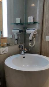 孟买福特住宅酒店的浴室设有白色水槽和镜子