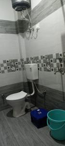 达兰萨拉RADHA BNB ( HOMESTAY )的一间带卫生间和蓝色碗的浴室