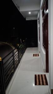 达兰萨拉RADHA BNB ( HOMESTAY )的夜间有楼梯的建筑物走廊