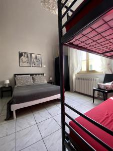 蓬泰代拉Camera Privata con Bagno zona ospedale的一间卧室配有一张床和一张高架床